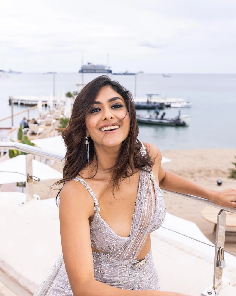 Mrunal Thakur saree hot cannes 2023