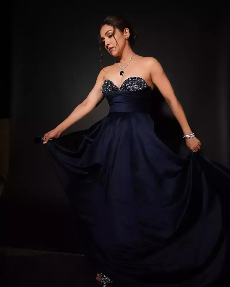 neeti mohan cleavage off shoulder dress hot singer