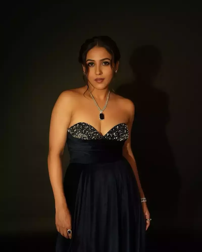 neeti mohan cleavage off shoulder dress hot singer