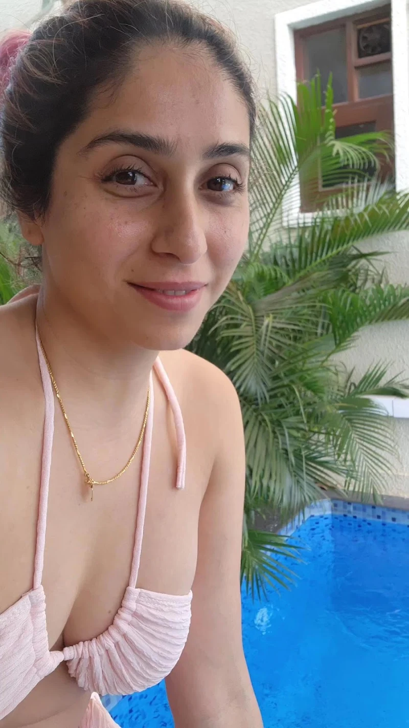 neha bhasin bikini curvy body navel piercing