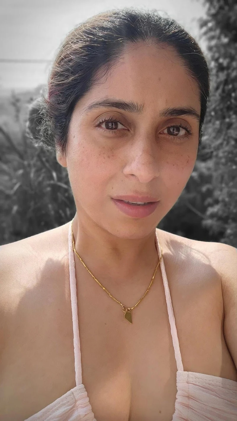 neha bhasin bikini curvy body navel piercing