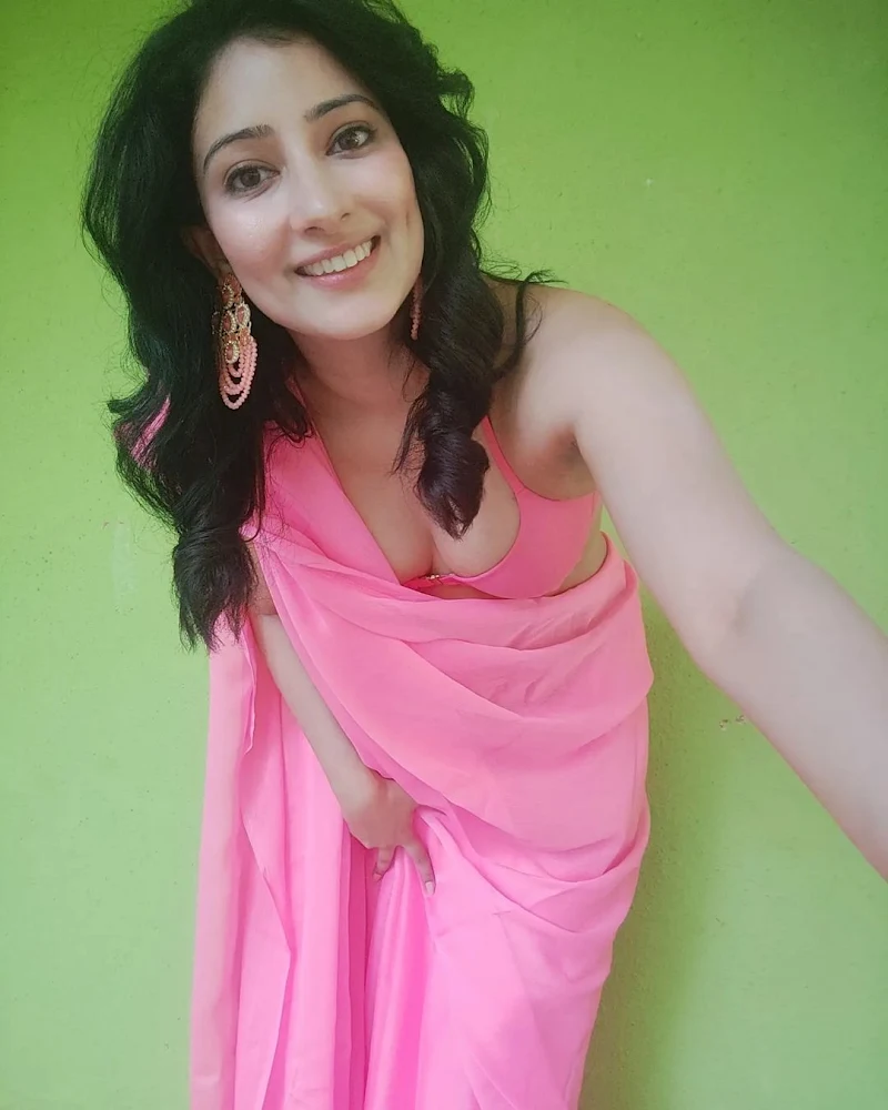 Niharica Raizada pink saree cleavage navel