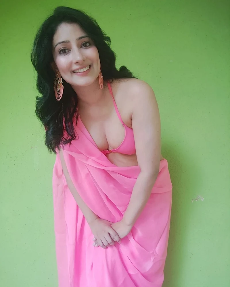 Niharica Raizada pink saree cleavage navel