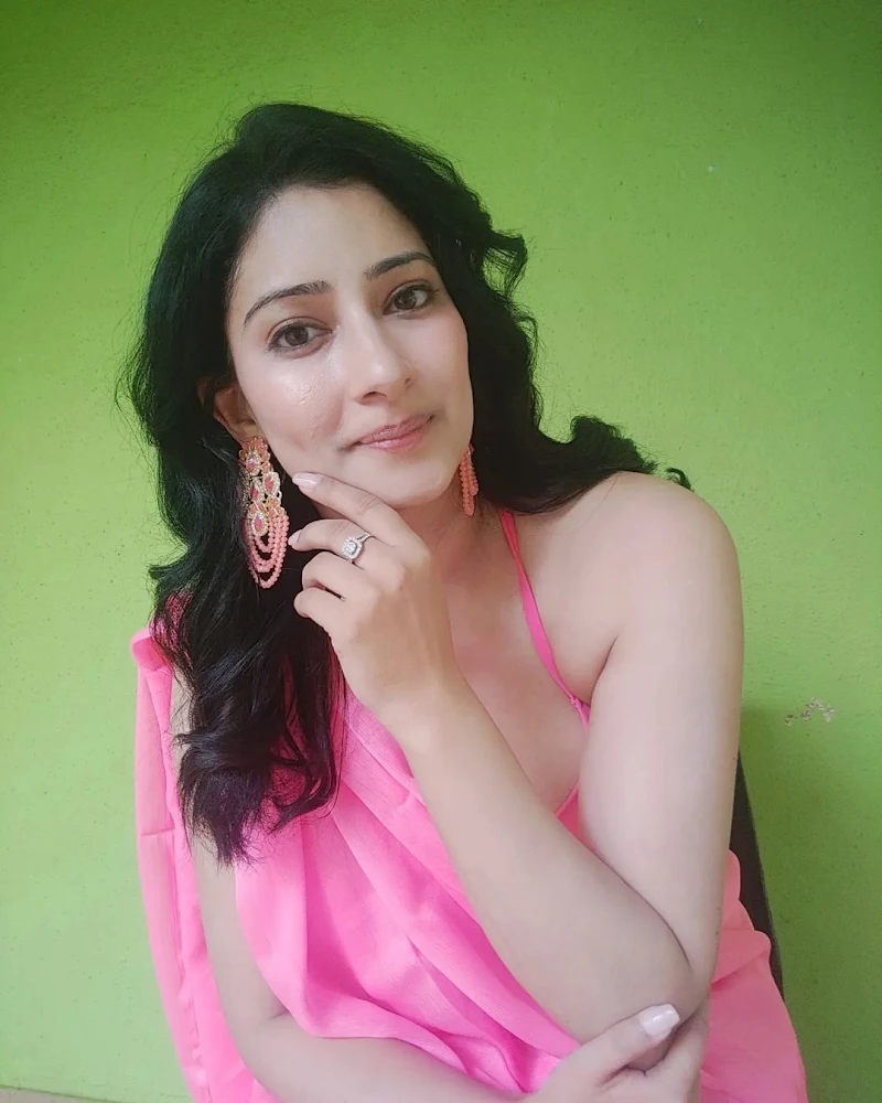 Niharica Raizada pink saree cleavage navel