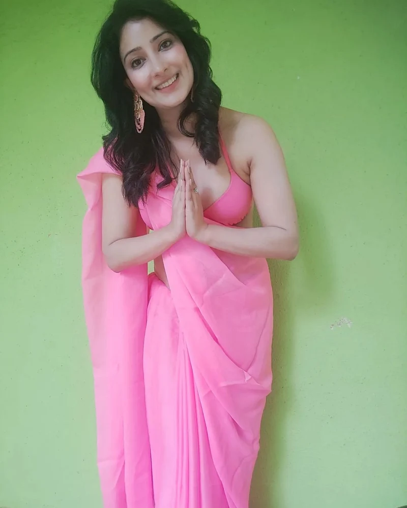 Niharica Raizada pink saree cleavage navel