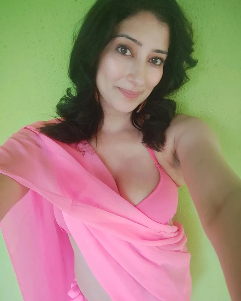 Niharica Raizada pink saree cleavage navel