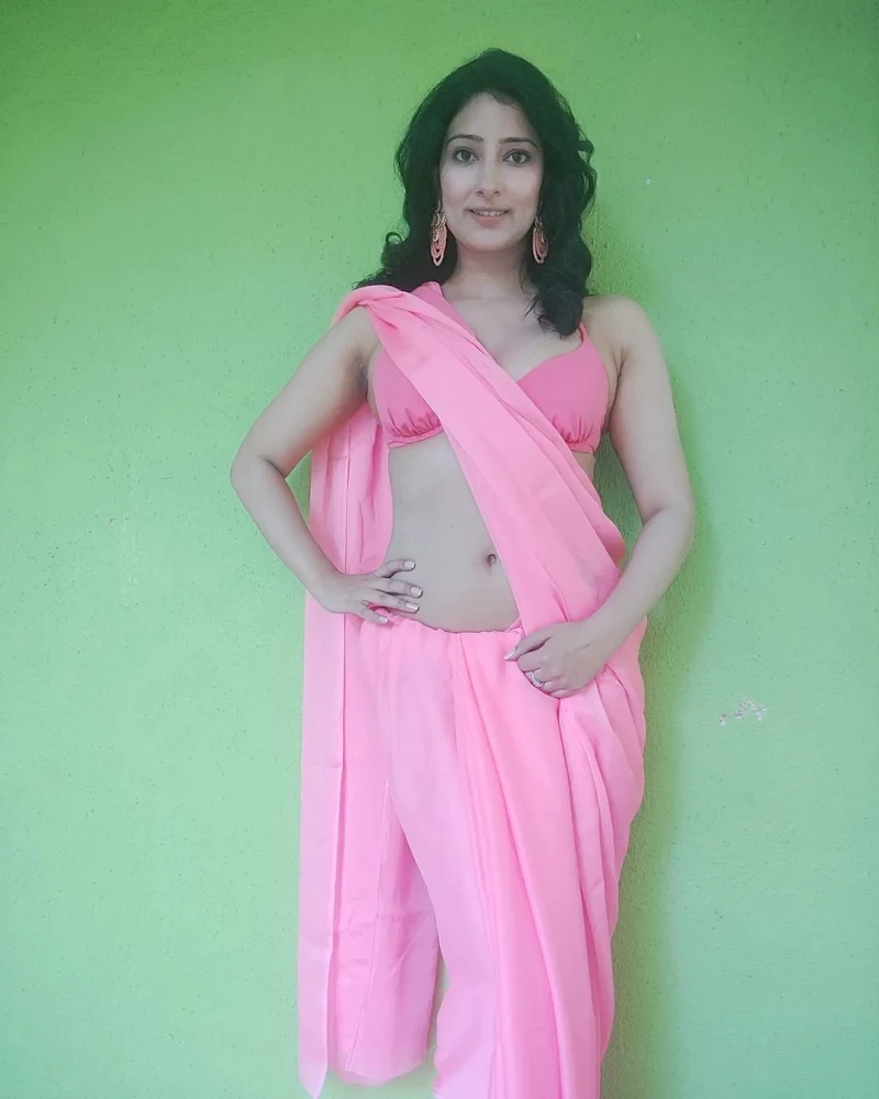 Niharica Raizada pink saree cleavage navel