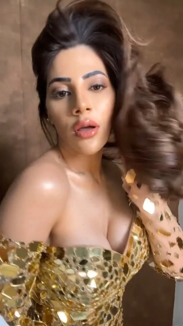 Nikki Tamboli cleavage