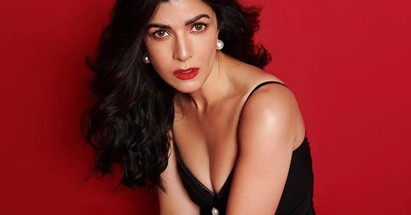 Nimrat Kaur flaunted fine figure and ample cleavage in black attire – see pics.