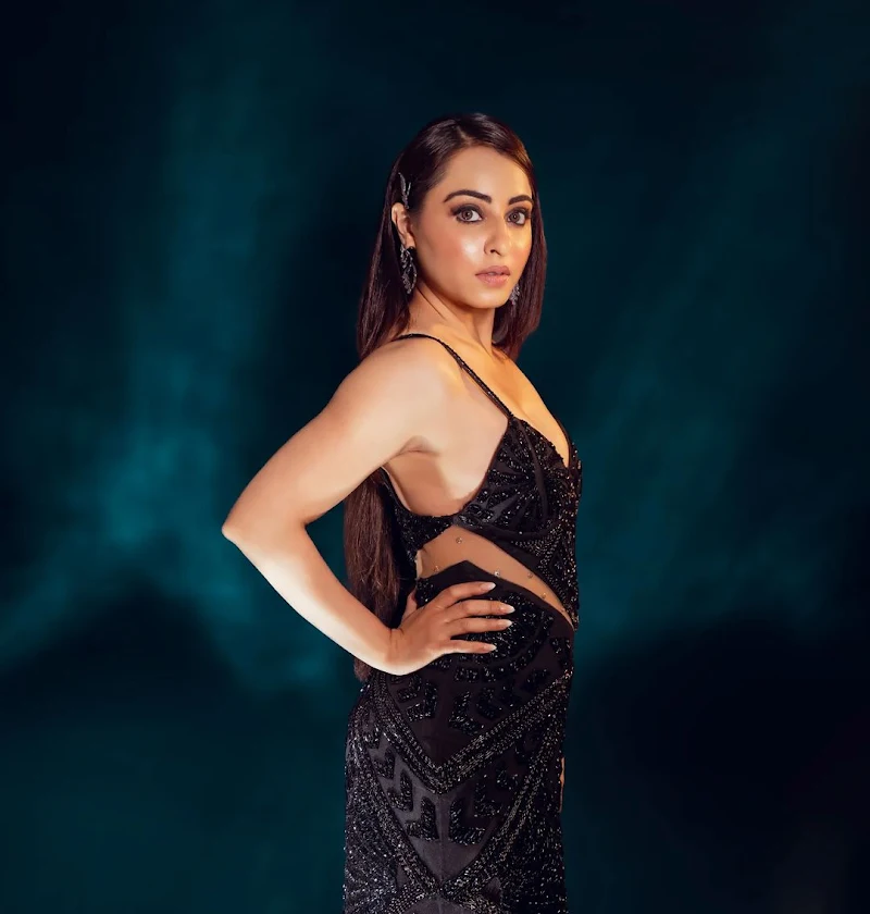 Niyati Fatnani cleavage black dress tv actress