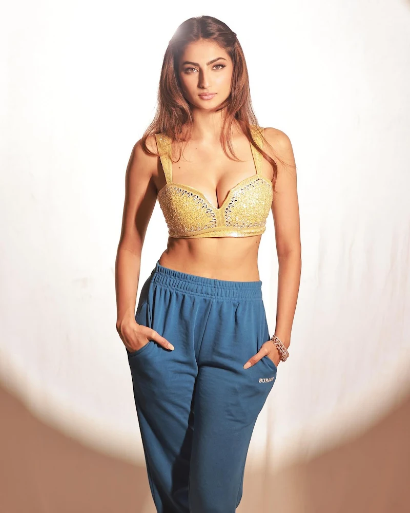 Palak Tiwari cleavage top pants