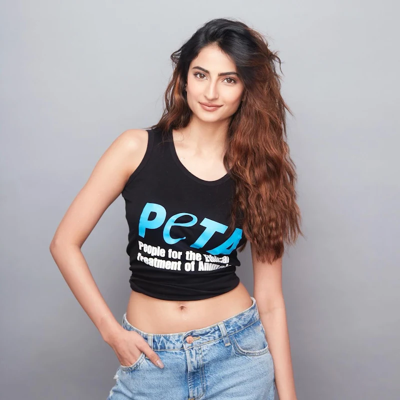 palak tiwari top jeans navel