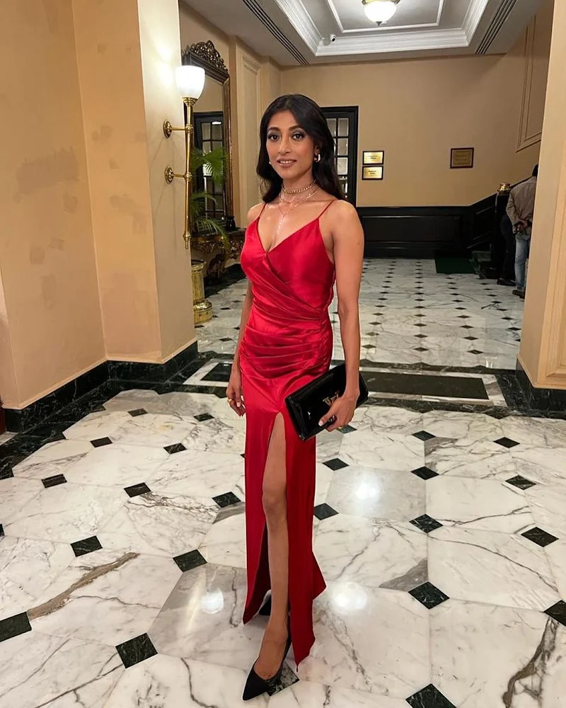 Paoli Dam red dress sexy legs cleavage