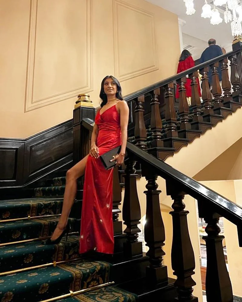 Paoli Dam red dress sexy legs cleavage