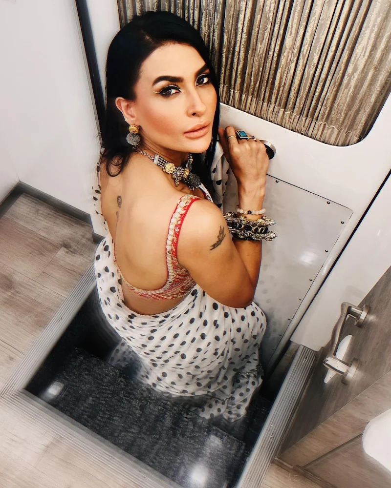 Pavitra Punia backless saree hot tv actress