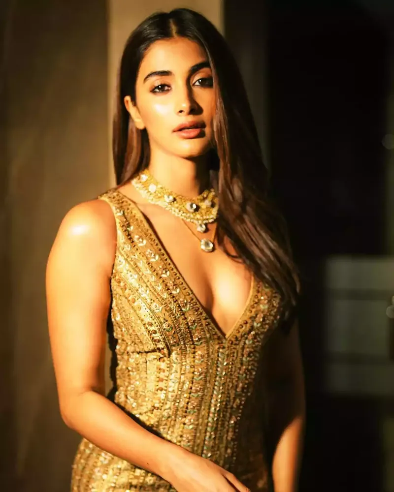 pooja hegde cleavage golden dress