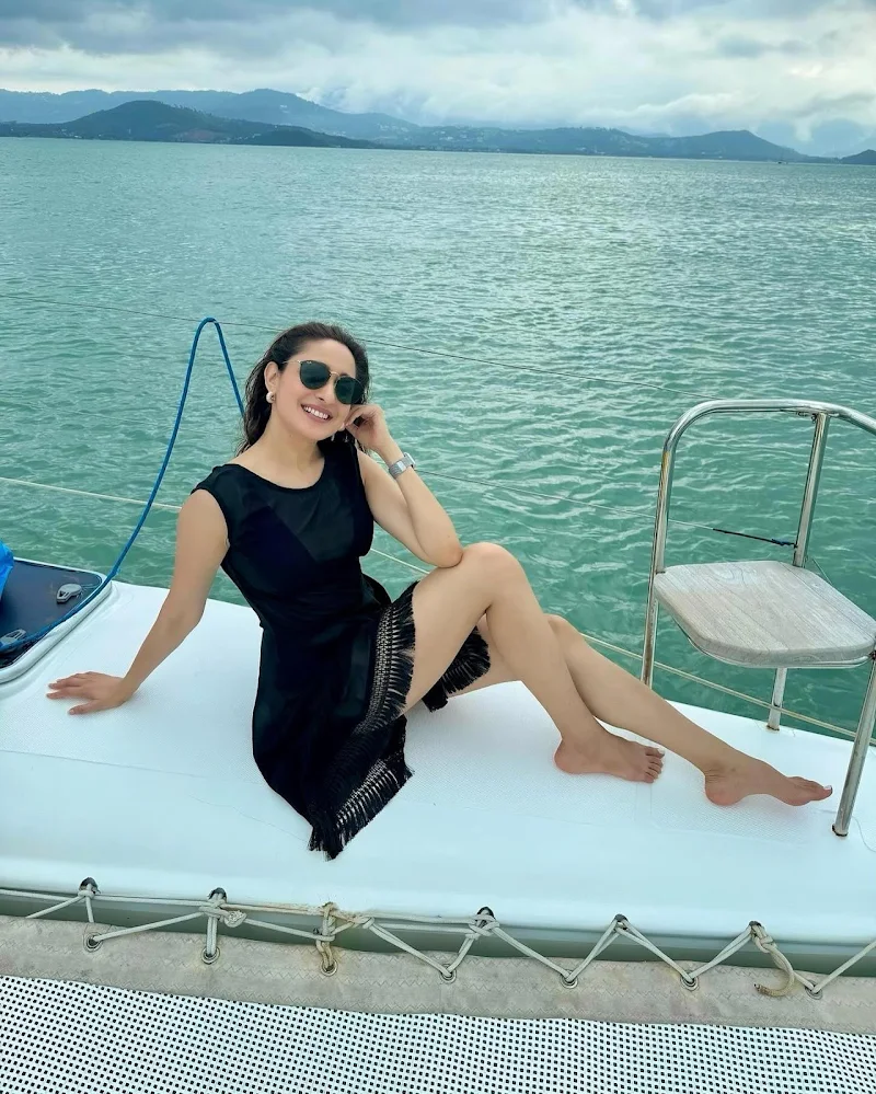 pragya jaiswal sexy legs short black outfit