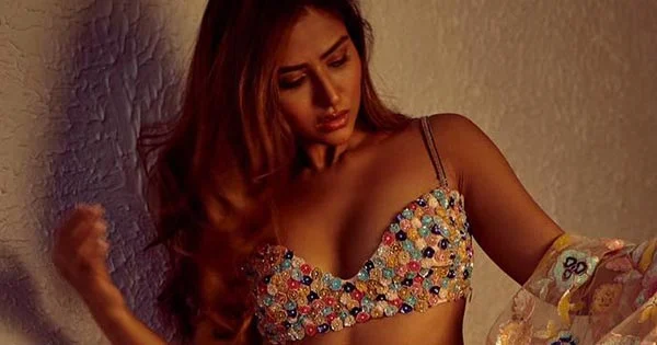 Pranutan Bahl in stylish saree with tiny bralette sets things on fire – see this hot photoshoot.