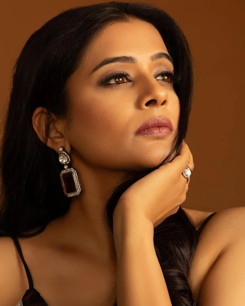 priyamani black dress cleavage jawan actress