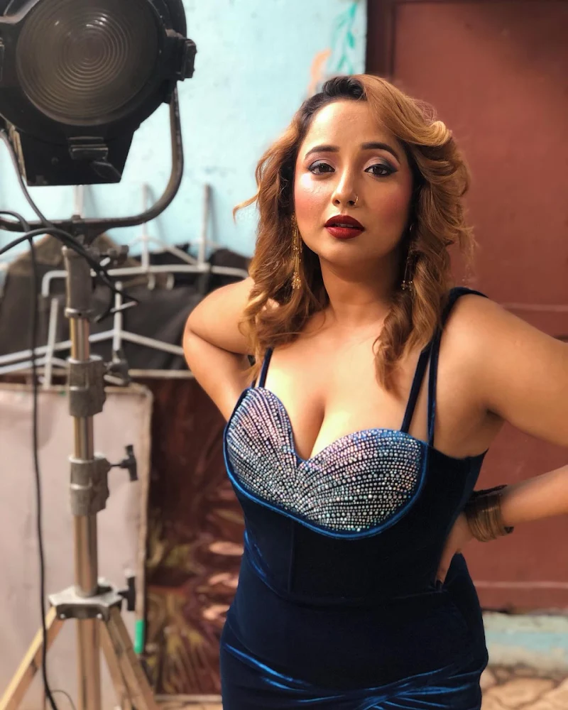 Rani Chatterjee cleavage busty bhojpuri actress