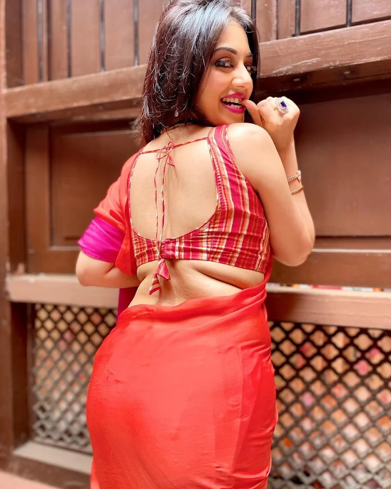 Reema Worah backless saree curvy actress