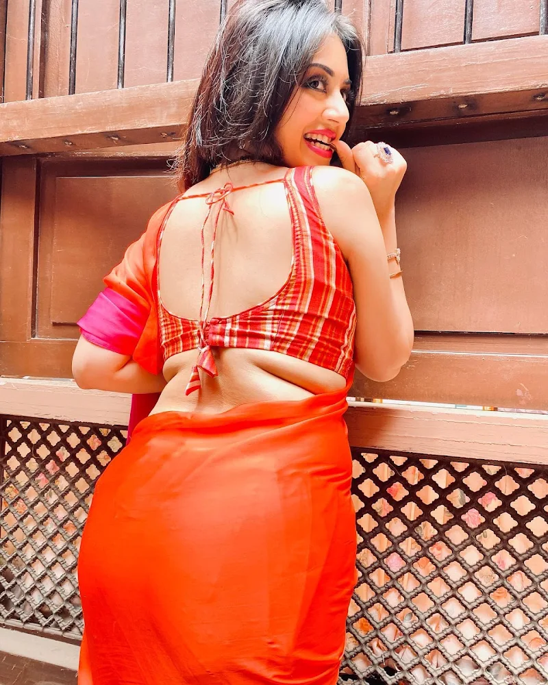 Reema Worah backless saree curvy actress