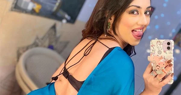 Reema Worah in blue saree with backless blouse – shared these hot selfies.