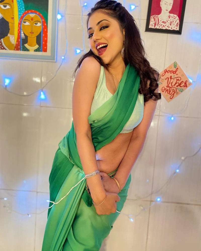 reema worah navel green saree curvy tv actress