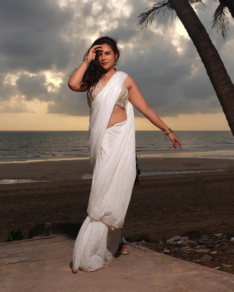 richa chadha white saree navel fukrey actress