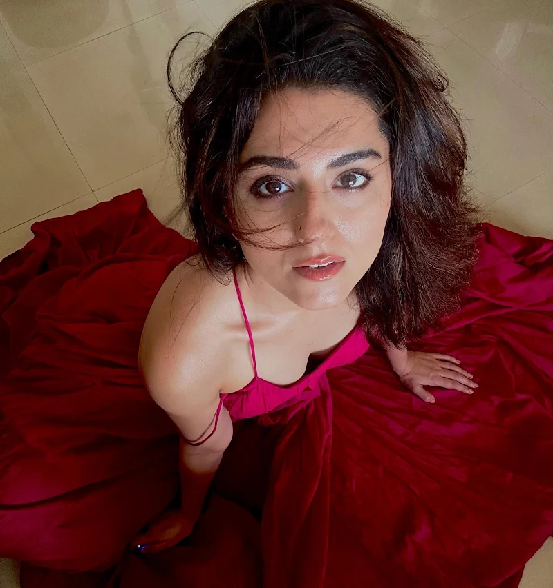 ridhi dogra pink dress cleavage sexy face