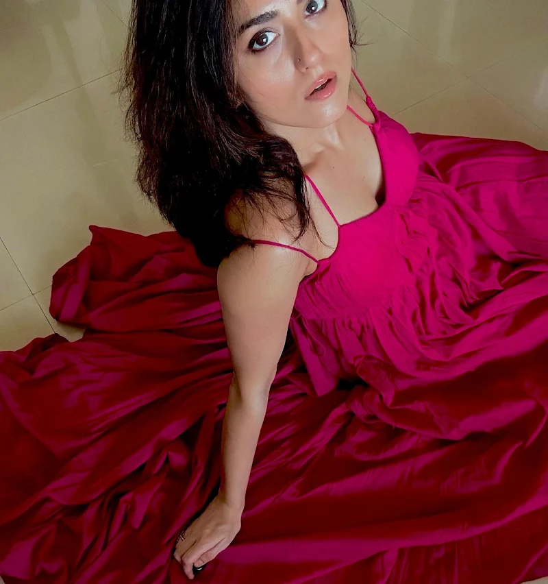 ridhi dogra pink dress cleavage sexy face