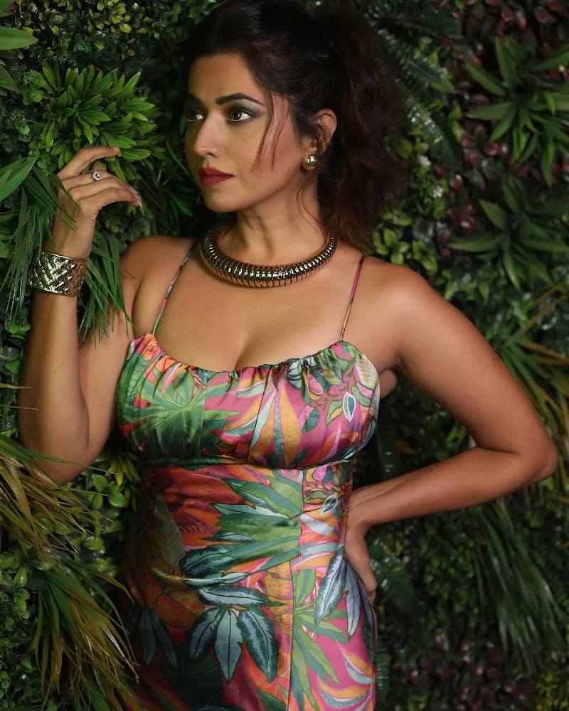 ridhiema tiwari cleavage high slit dress tv actress