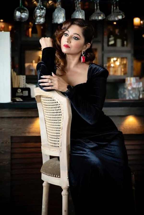 Ridhiema Tiwari sexy legs black dress