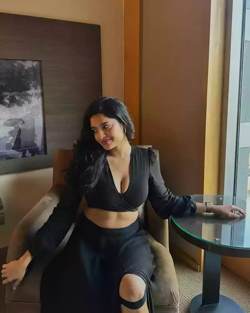 ritika singh cleavage black outfit curvy indian actress