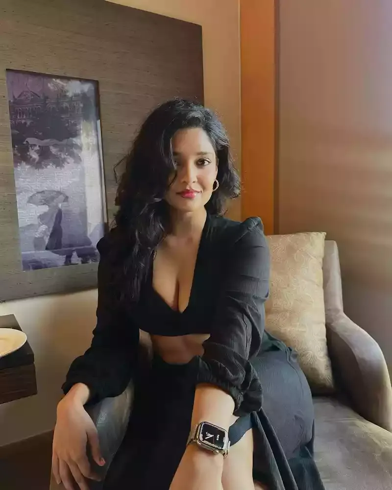 ritika singh cleavage black outfit curvy indian actress