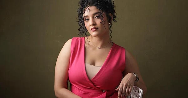 Kolai actress, Ritika Singh, in this pink attire wins fans with her style and curls.