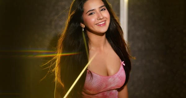 Roshni Walia, 22, put on a busty display in this top with matching skirt.