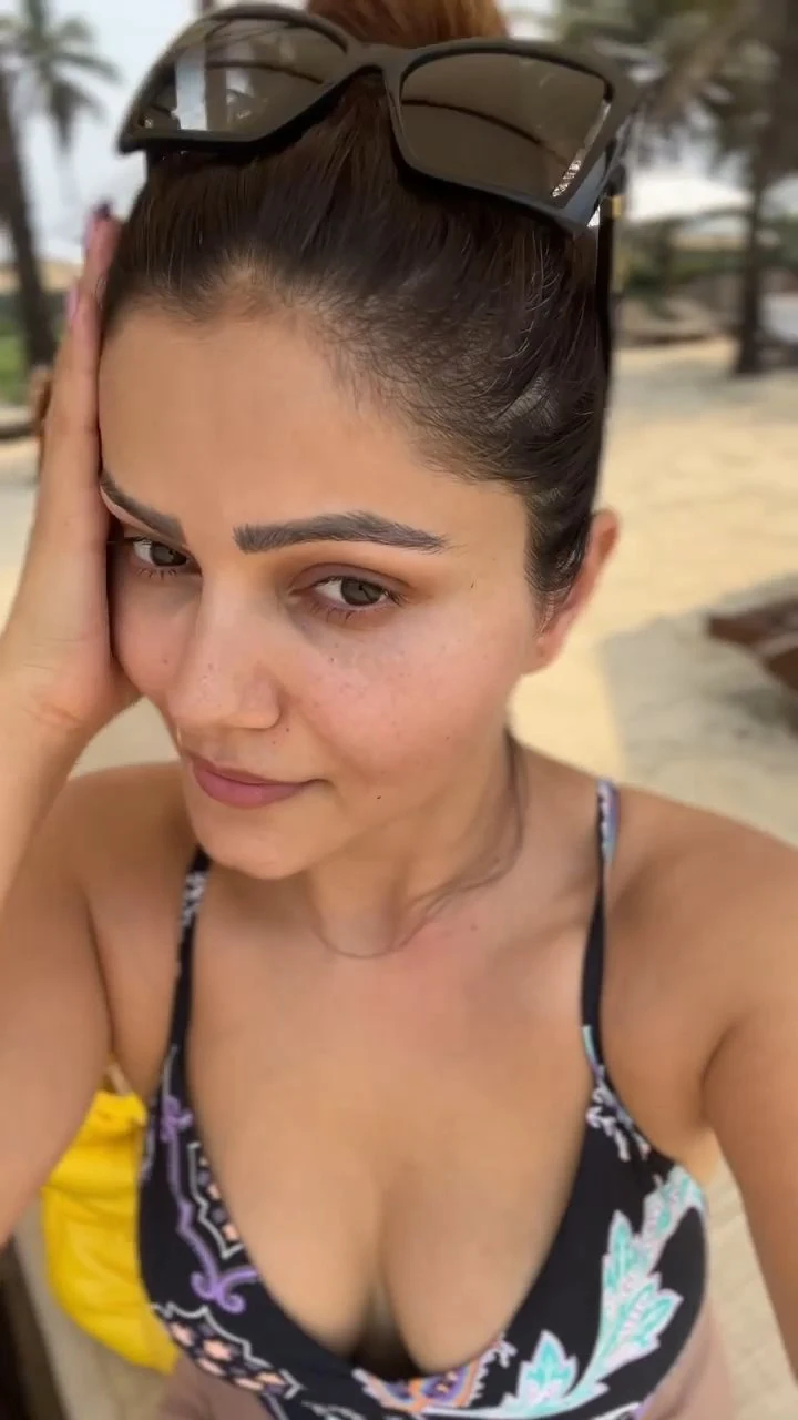 Rubina Dilaik cleavage without makeup actress