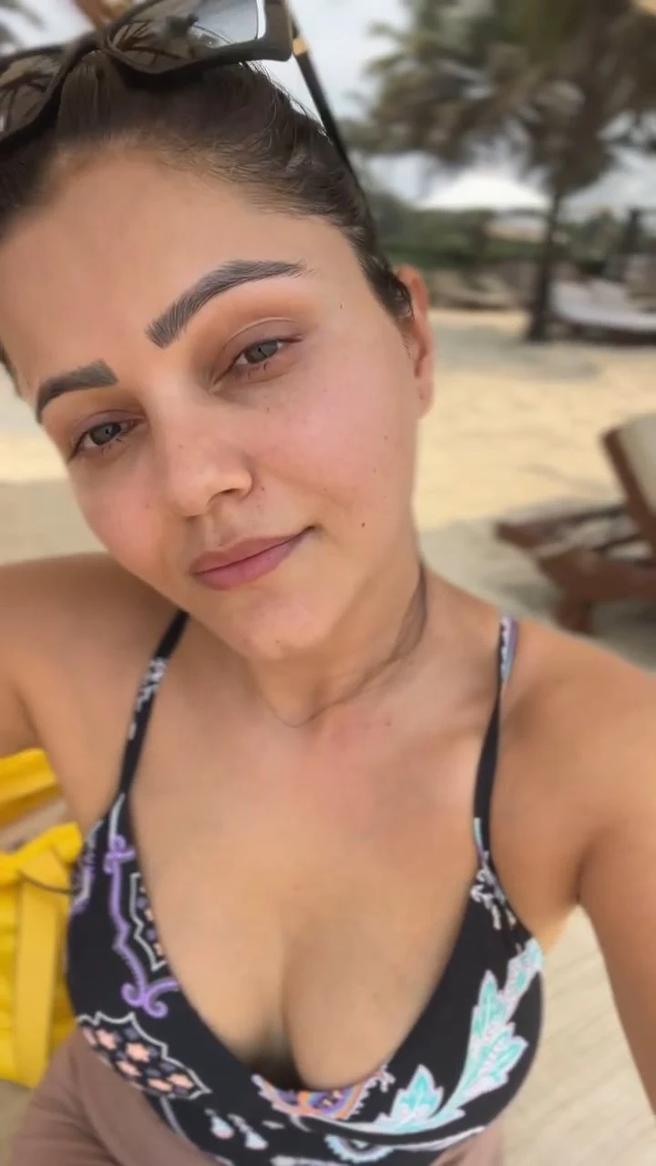 Rubina Dilaik cleavage without makeup actress