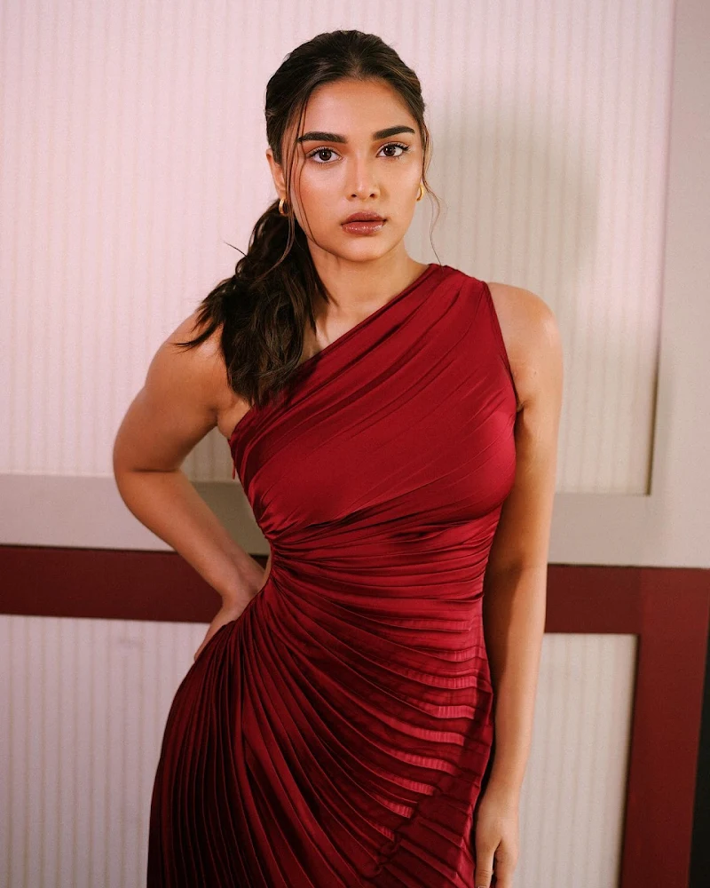 saiee manjrekar curvy body red dress