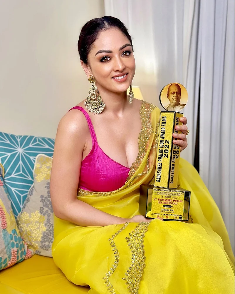 Sandeepa Dhar cleavage saree pink blouse hot actress