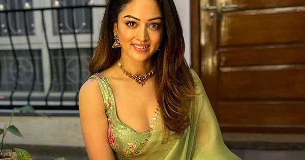 Sandeepa Dhar in green saree with cleavage baring blouse raised the heat – see now.