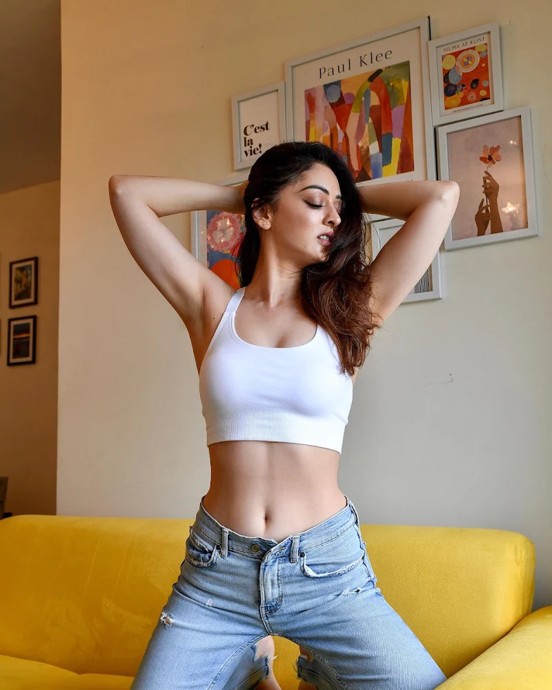 Sandeepa Dhar crop top jeans navel