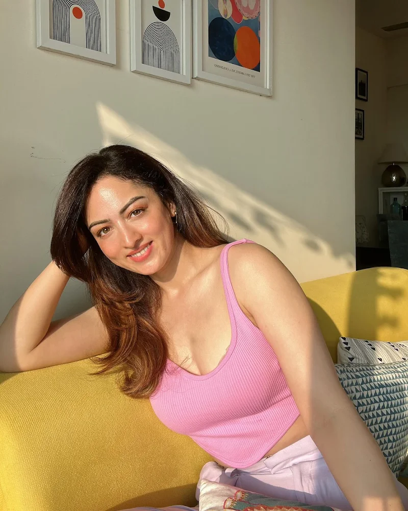 sandeepa dhar pink top cleavage