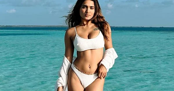 Saniya Iyappan in white bikini flaunts her fine sexy body – see now.