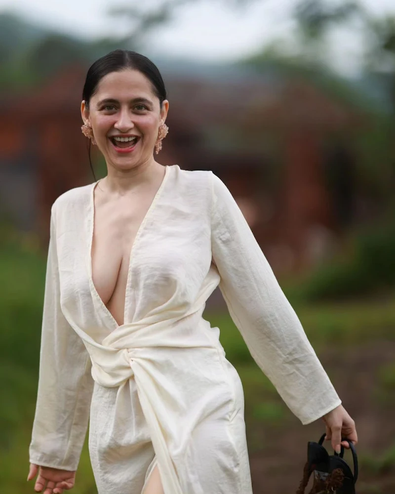 sanjeeda shaikh cleavage busty indian actress fighter