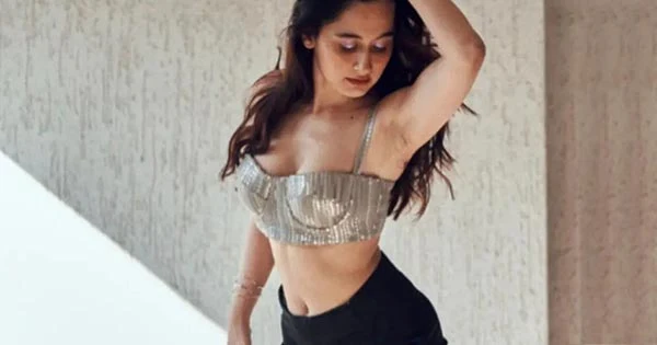 Sanjeeda Shaikh is too hot to handle in latest photos flaunting her fine midriff and sexy legs.