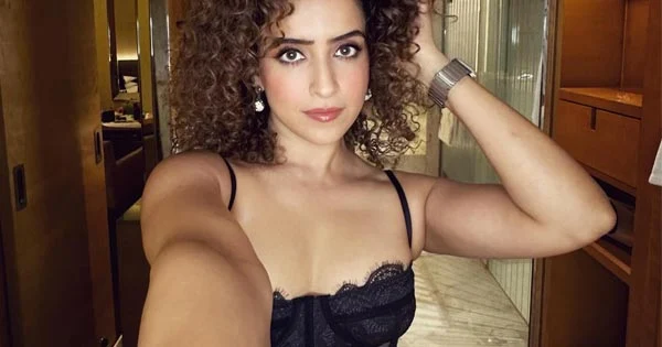 sanya malhotra lacey black outfit selfie