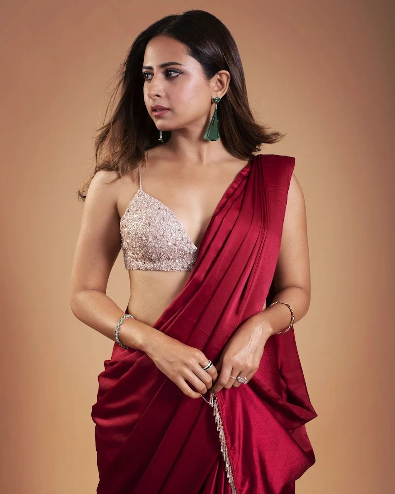 Sargun Mehta saree tiny blouse hot actress