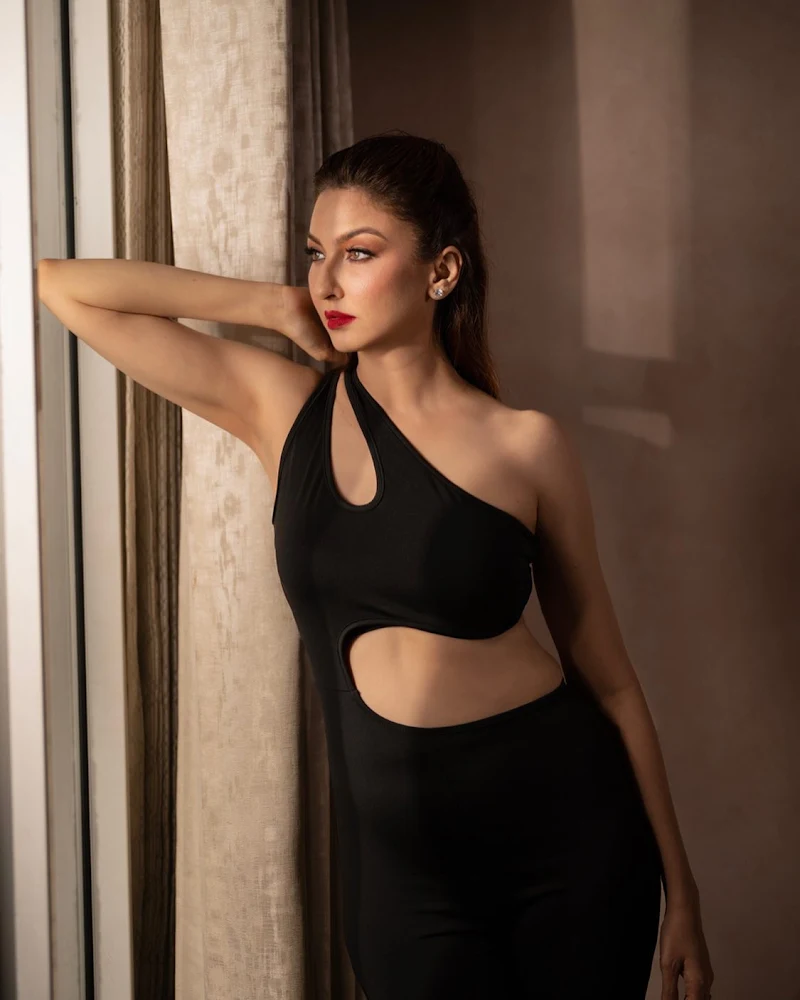 saumya tandon black outfit stylish hot tv actress